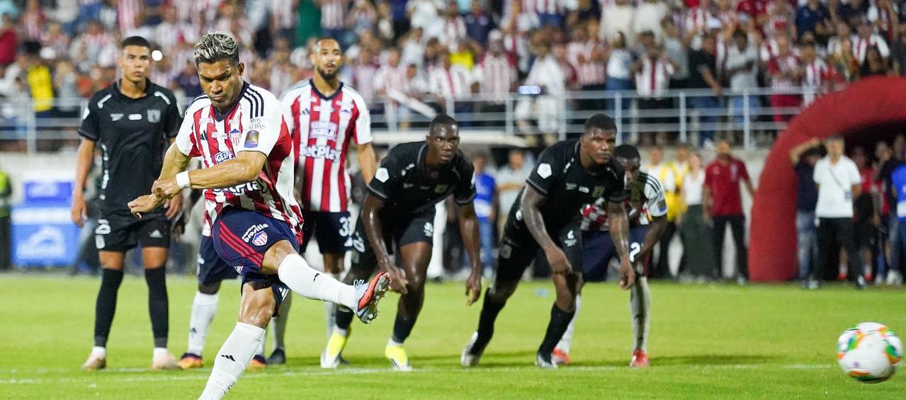 Teo Gutiérrez ejecuta la pena máxima que terminó en el segundo gol de Junior.