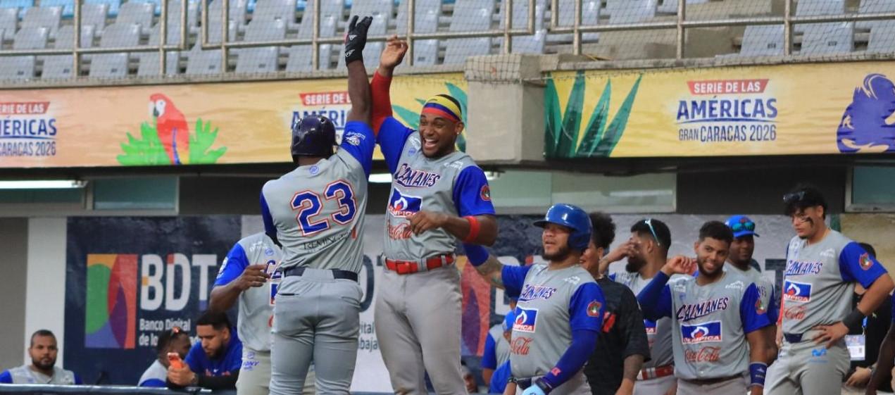 Tito Polo (23) celebra con Andrés Angulo tras conectar jonrón. 