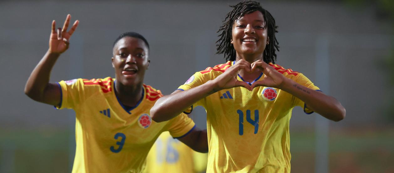 La defensora colombiana Fernanda Viáfara (14) celebra su gol contra Uruguay.