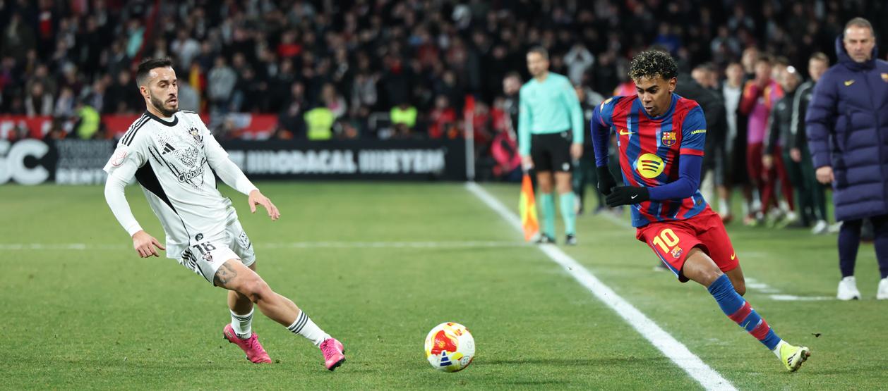 Lamine Yamal, delantero del Barcelona, domina la pelota durante el partido contra el Albacete.