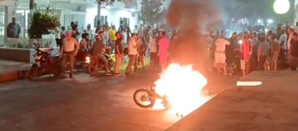 Momento en que son agredidos y el incendio de la moto.
