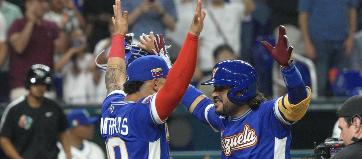 Eugenio Suárez llega al plato tras conectar un jonrón solitario en el cuarto inning.