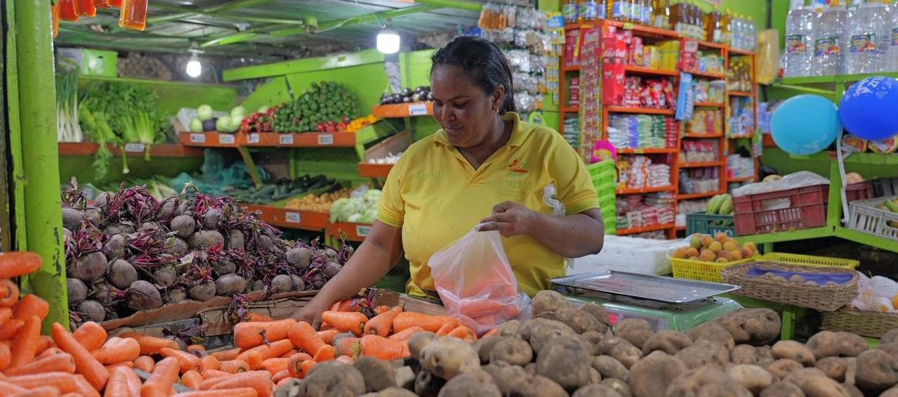 Compradora en Granabastos. 