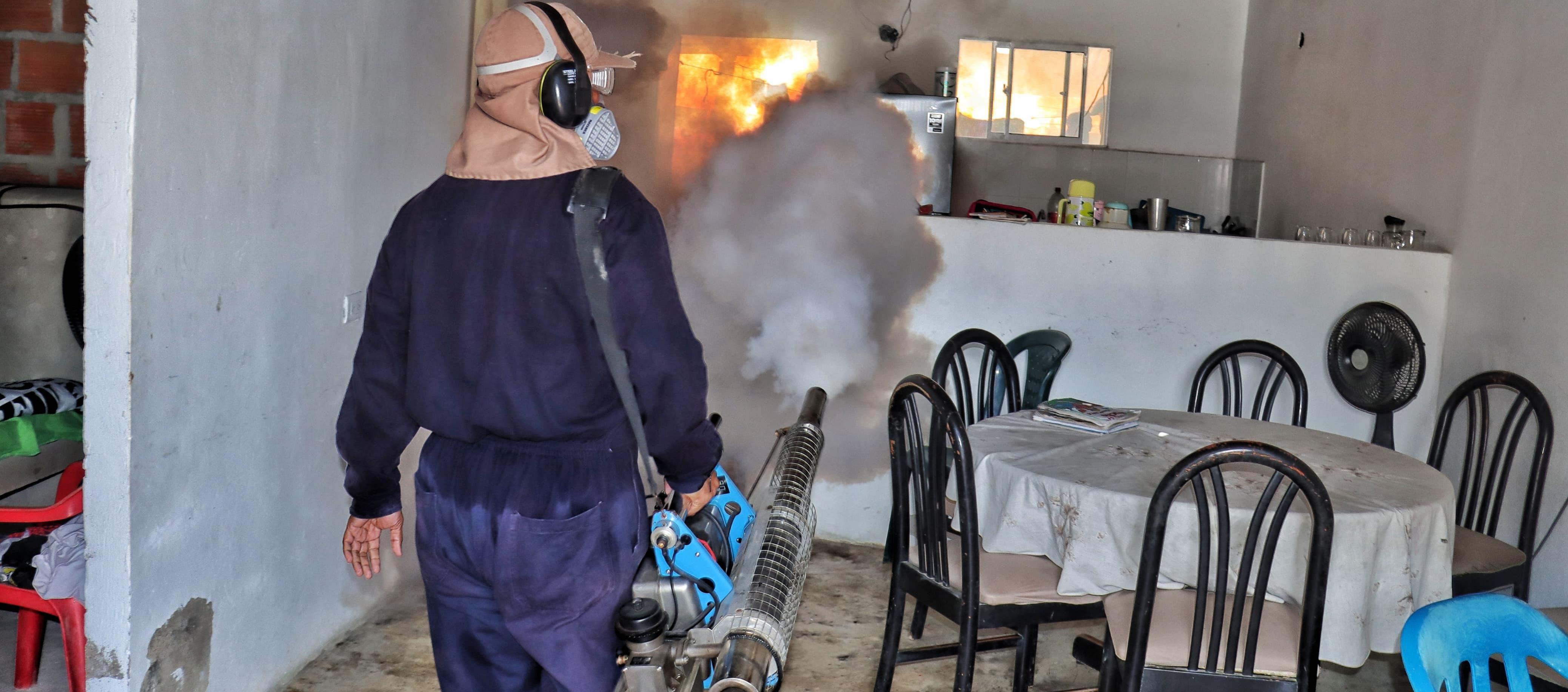 Hombre haciendo el trabajo de fumigación en vivienda.