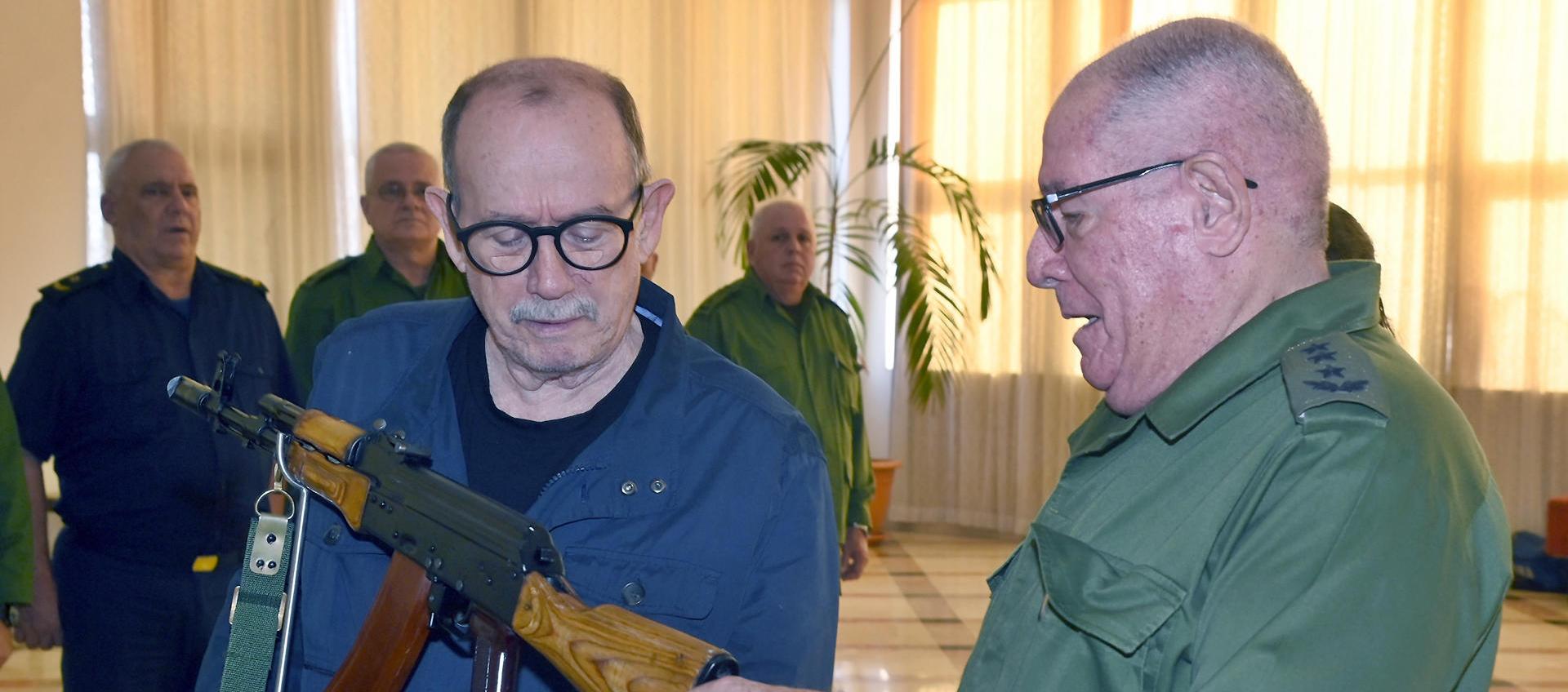 Gobierno cubano entregó un fusil AKM a Silvio Rodríguez.