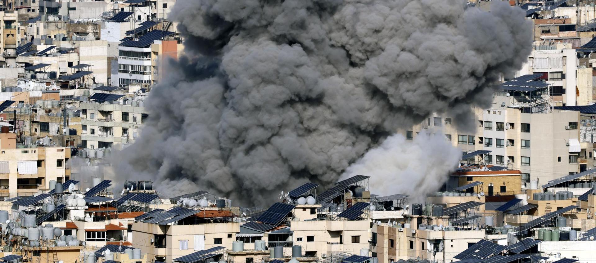 El humo se eleva tras un ataque aéreo israelí.