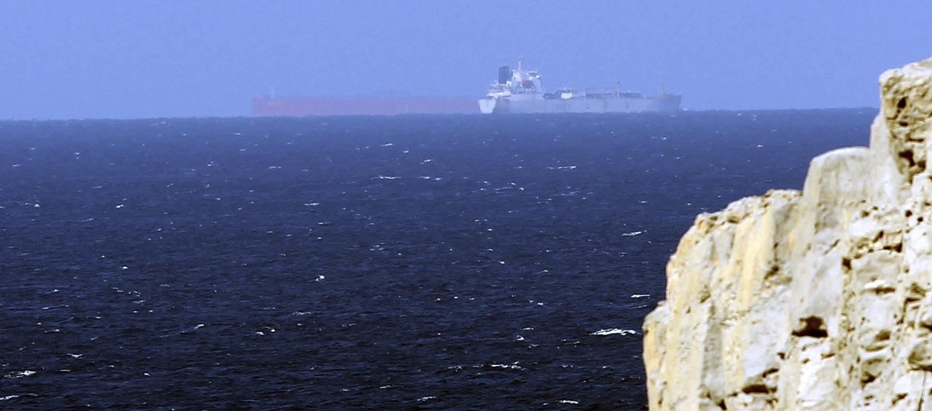 Petroleros cruzando el estrecho de Ormuz.