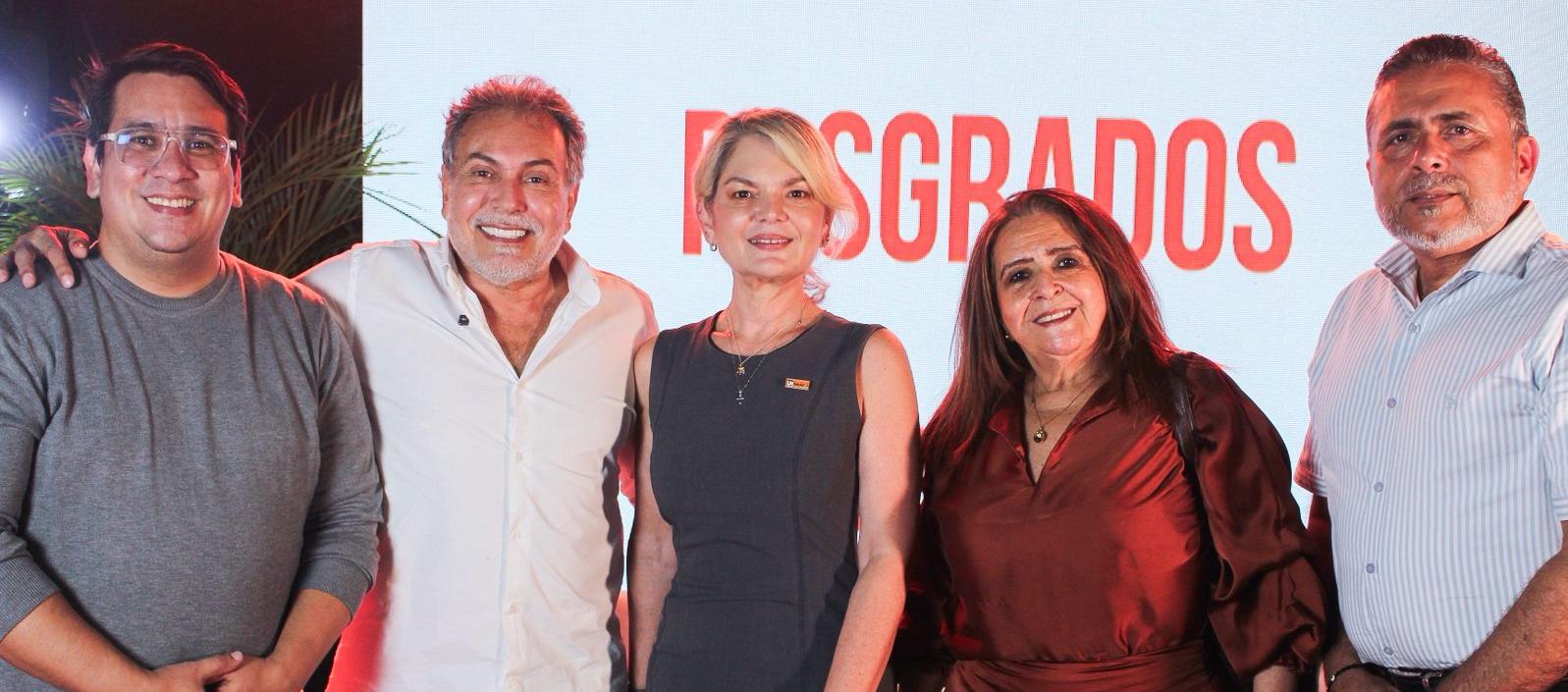 Los directores de los programas de posgrados y el presentador Ismael Barrios.