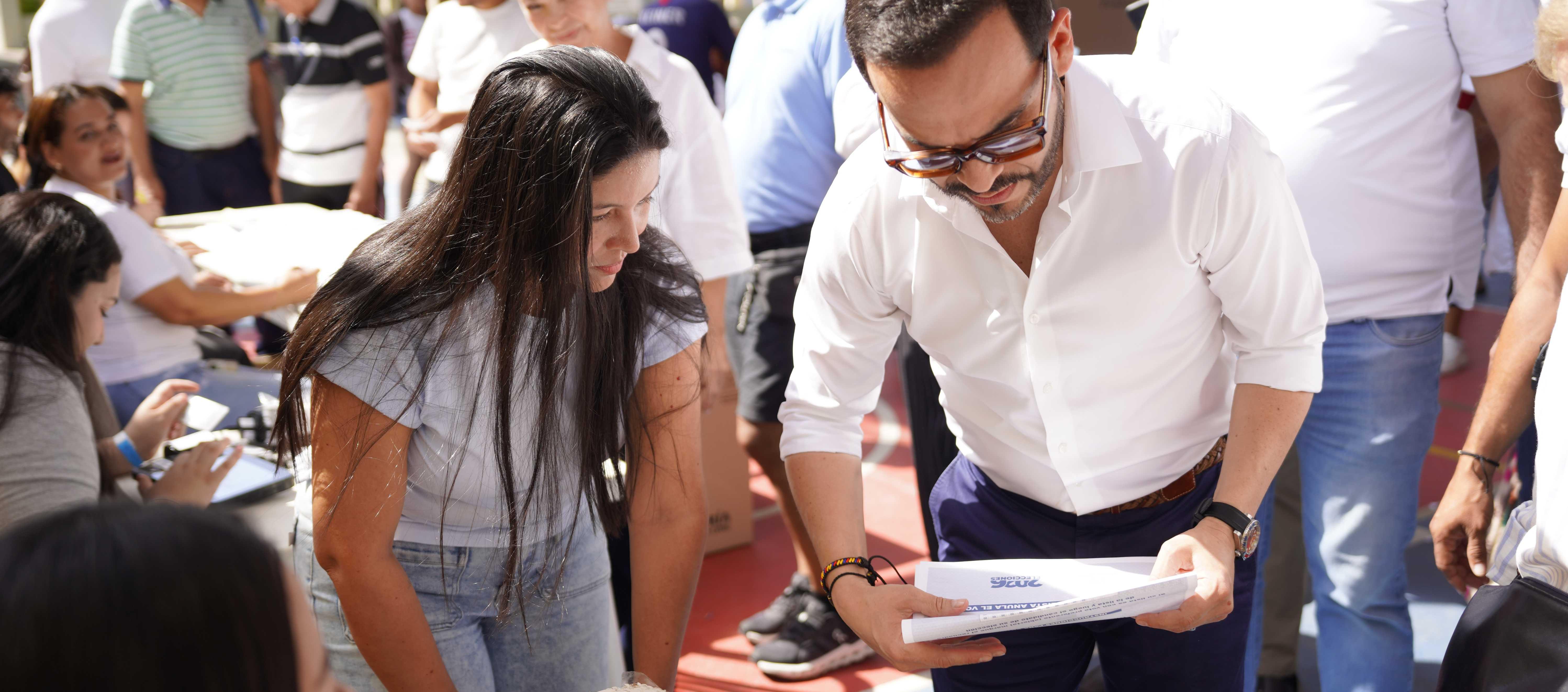 Abelardo De La Espriella votando en el Colegio La Enseñanza. 