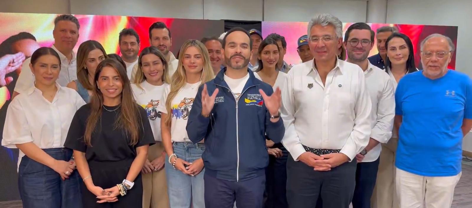 El candidato Abelardo De La Espriella junto a los integrantes de Salvación Nacional.