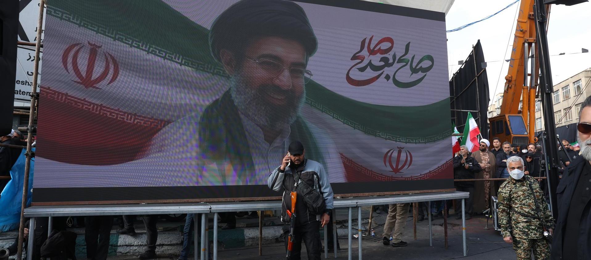 Una valla en Irán con la imagen del recién nombrado Líder Supremo, el ayatolá Mojtaba Jamenei