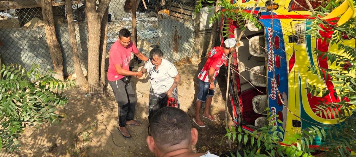El bus quedó volcado a un lado de la vía. 