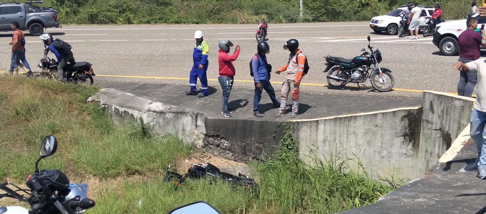 La moto que conducía la víctima terminó en una cuneta. 