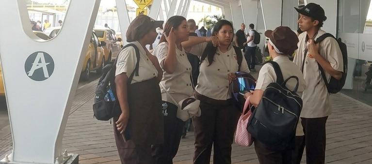 Personal en las afueras del aeropuerto.