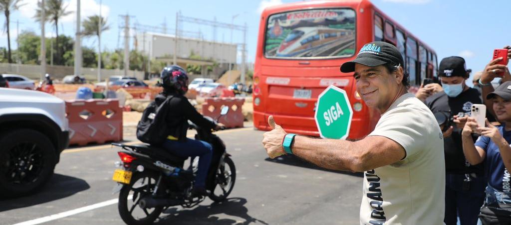 El alcalde Alejandro Char habilitando el segundo puente del intercambiador vial. 