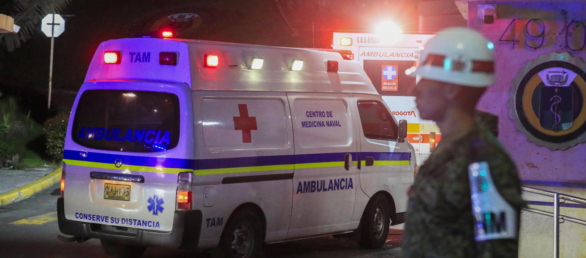 Las ambulancias trasladaron a los heridos al Hospital Militar Central en Bogotá tras ser traídos desde Putumayo. 