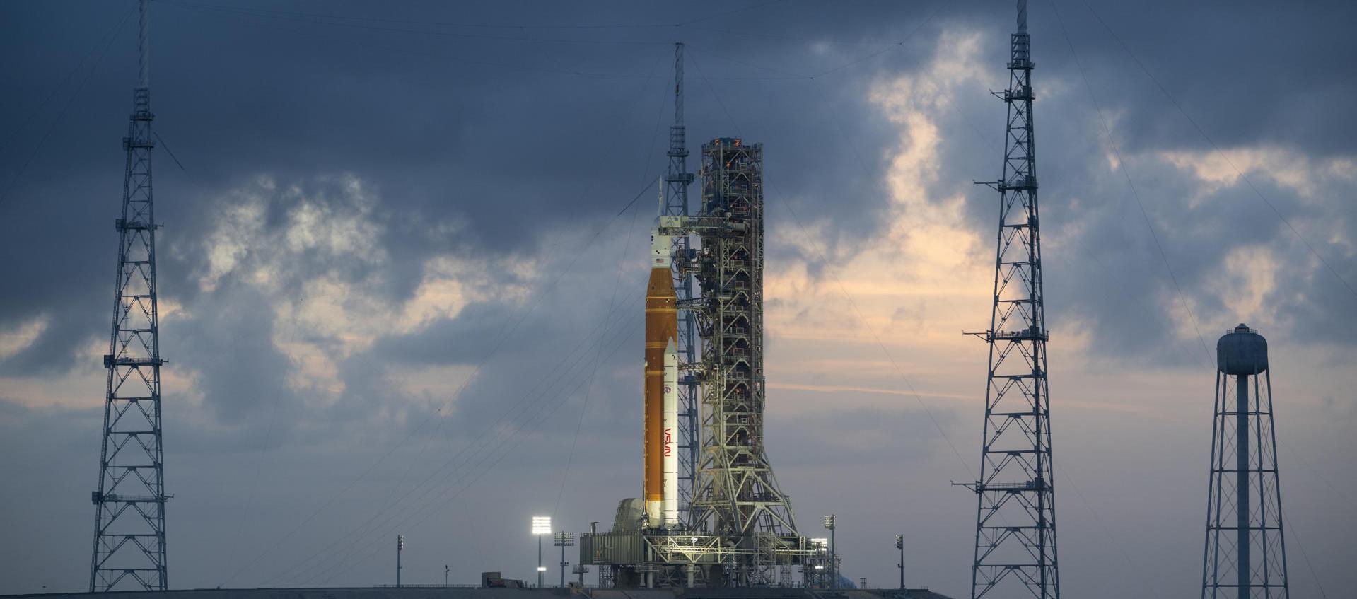 El cohete del Sistema de Lanzamiento Espacial (SLS) y la nave espacial Orion de la misión Artemis II.