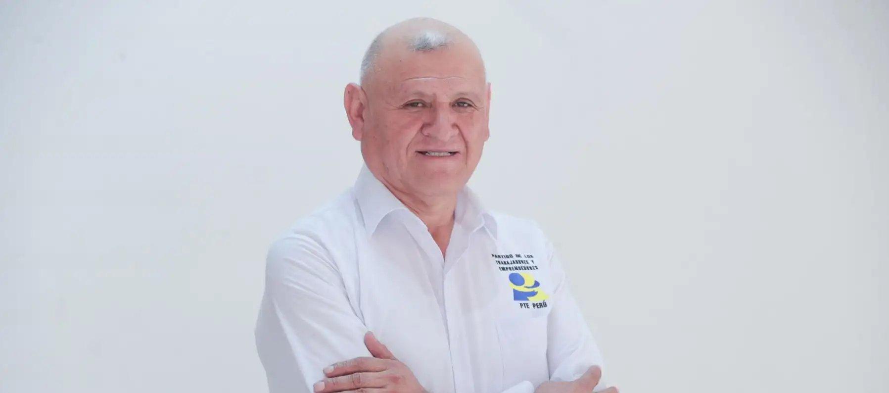 El candidato presidencial peruano Napoleón Becerra.