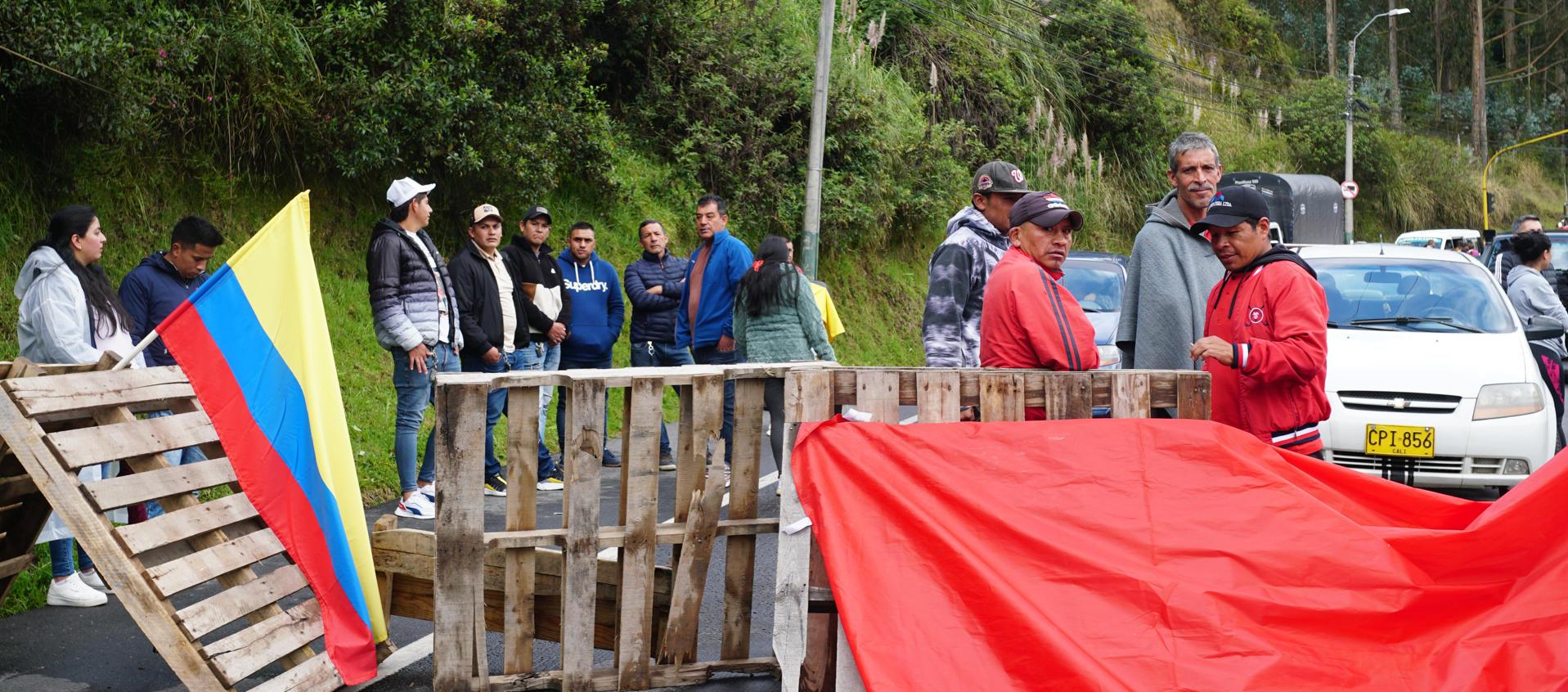 Gremios de comerciantes y transportistas que bloquean la carretera que cruza la frontera entre Colombia y Ecuador, en Ipiales. 
