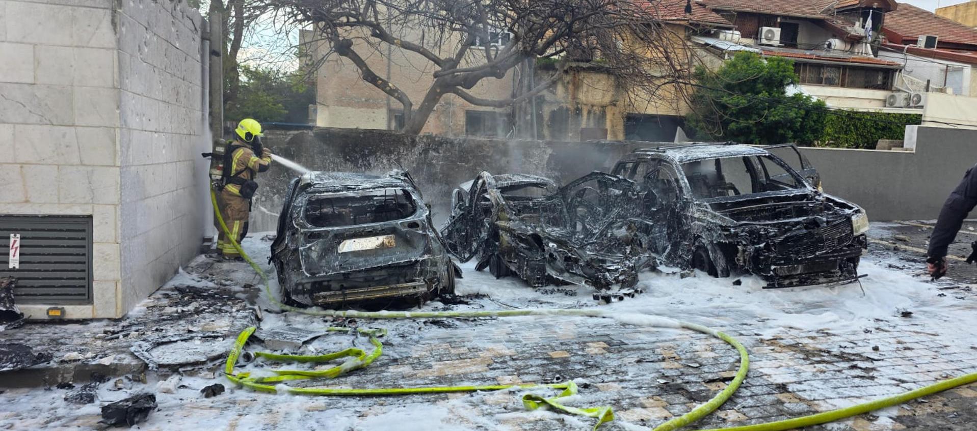 Los bomberos actuando tras los ataques en Israel. 