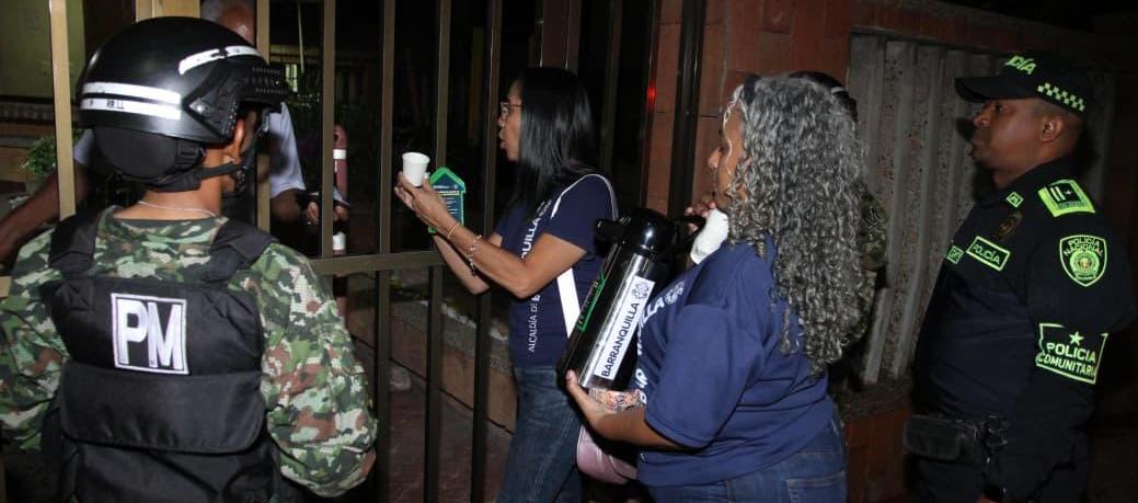 Distrito y Policía visitando los hogares.