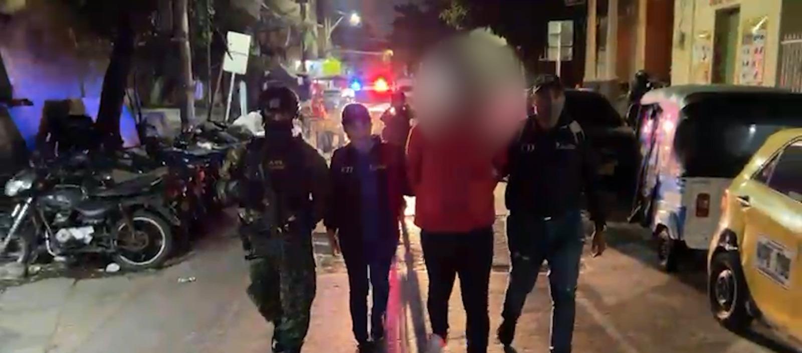 El hombre capturado tras ser llevado a la URI de la Fiscalía. 