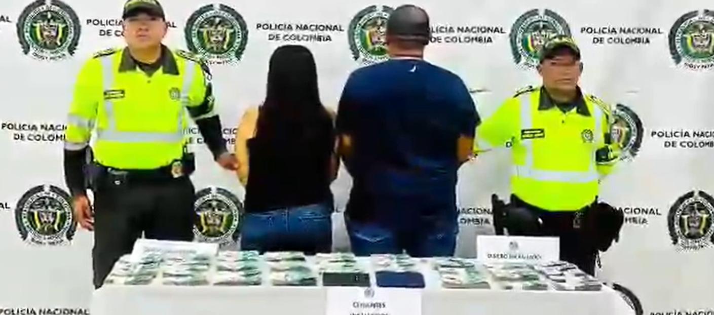 Los capturados y el dinero incautado.