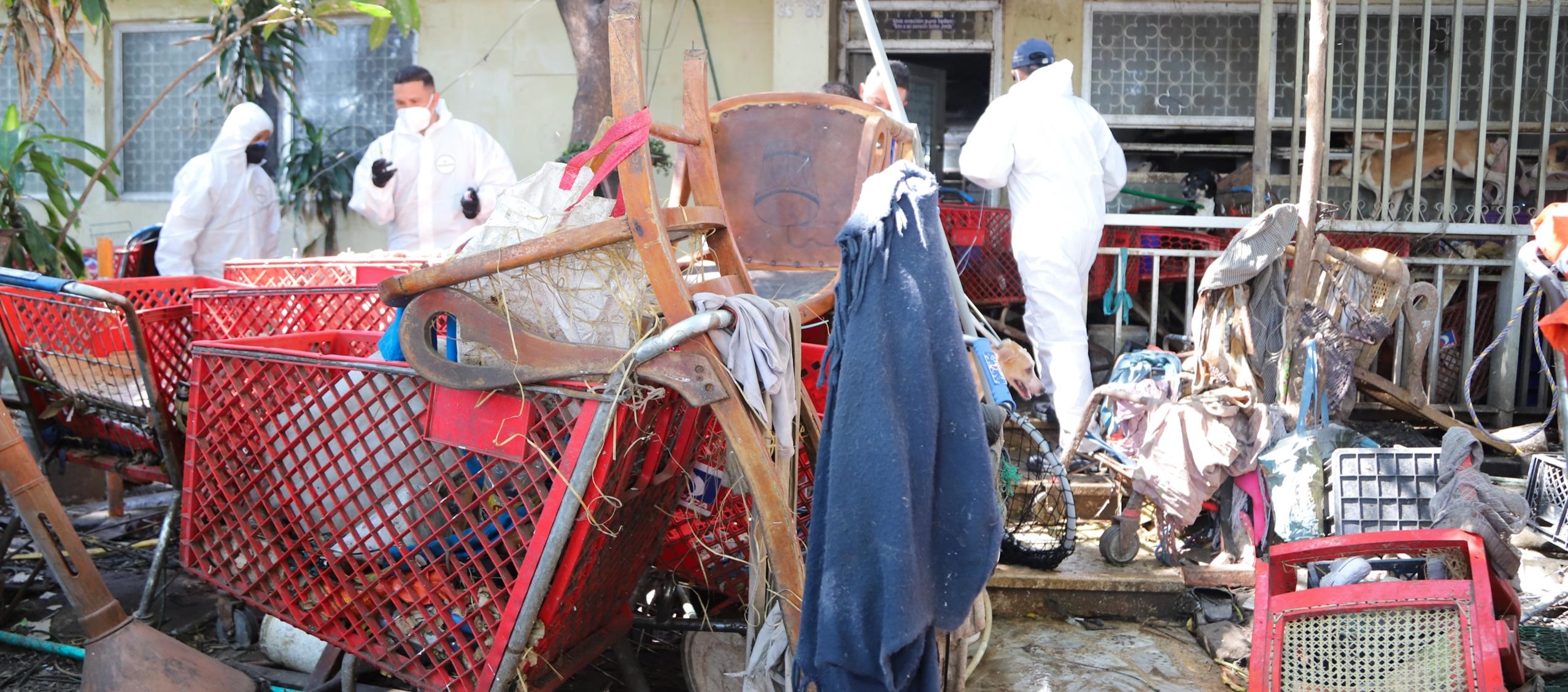 Los carritos sacados de la vivienda.
