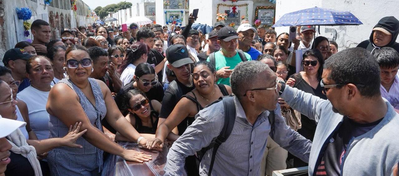Honras fúnebres de Sheridan Sofía, de 14 años, y Keyla Nicolle, de 17.