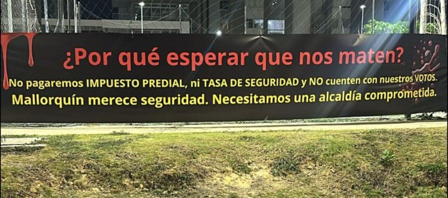 La pancarta que colgó la comunidad en una de las canchas.
