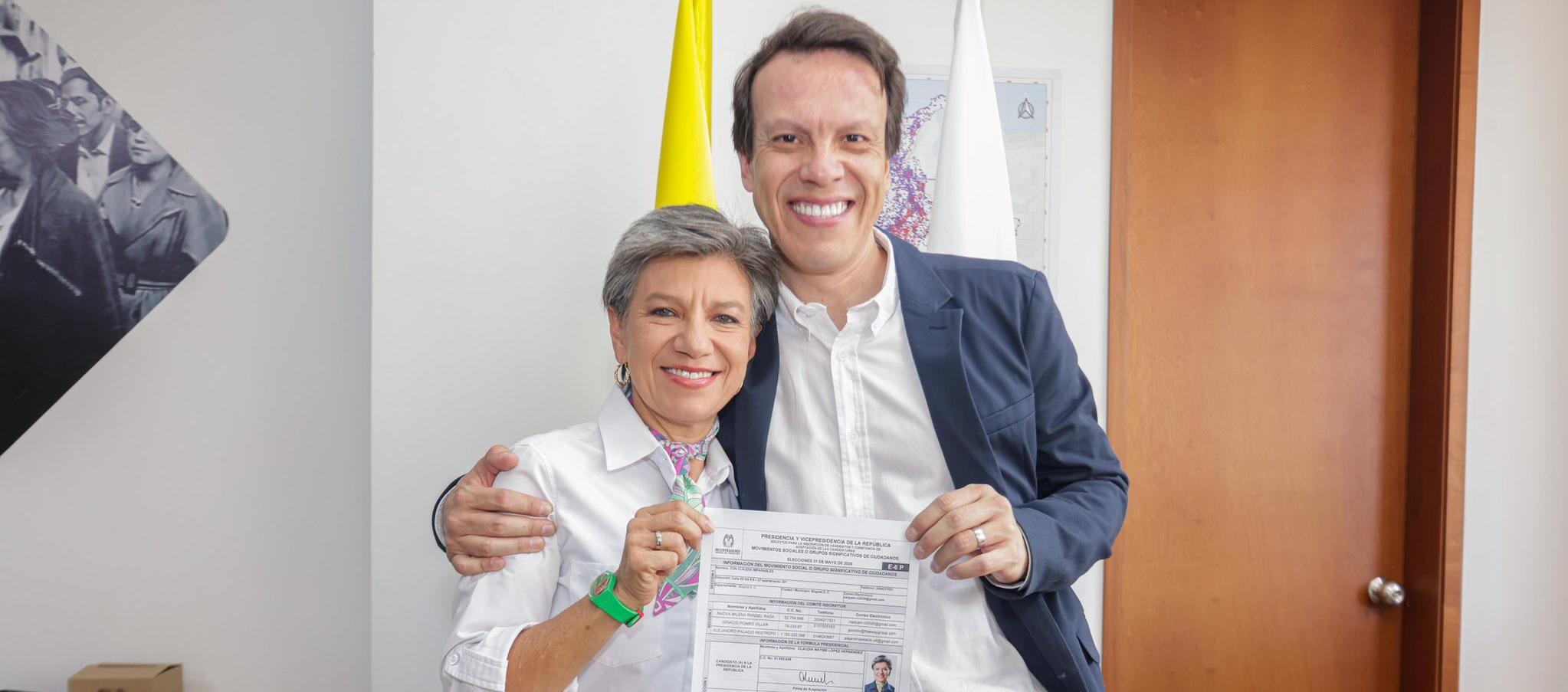 Claudia López y Leonardo Huertas inscribiendo su candidatura en la Registraduría.  