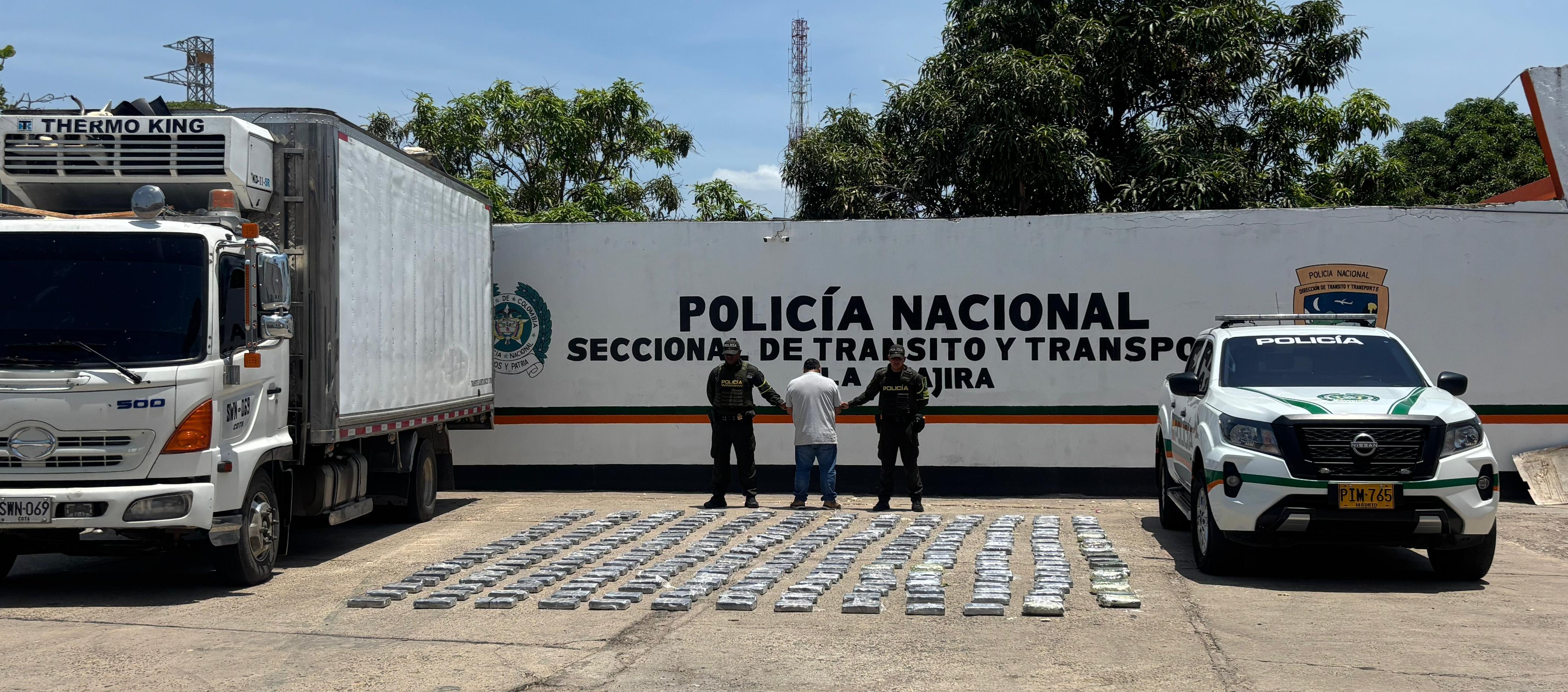 La cocaína incautada junto al furgón y su conductor. 