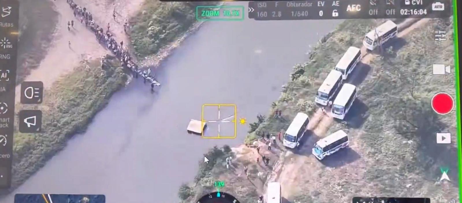 Momento en que personas intentan cruzar el río Táchira.