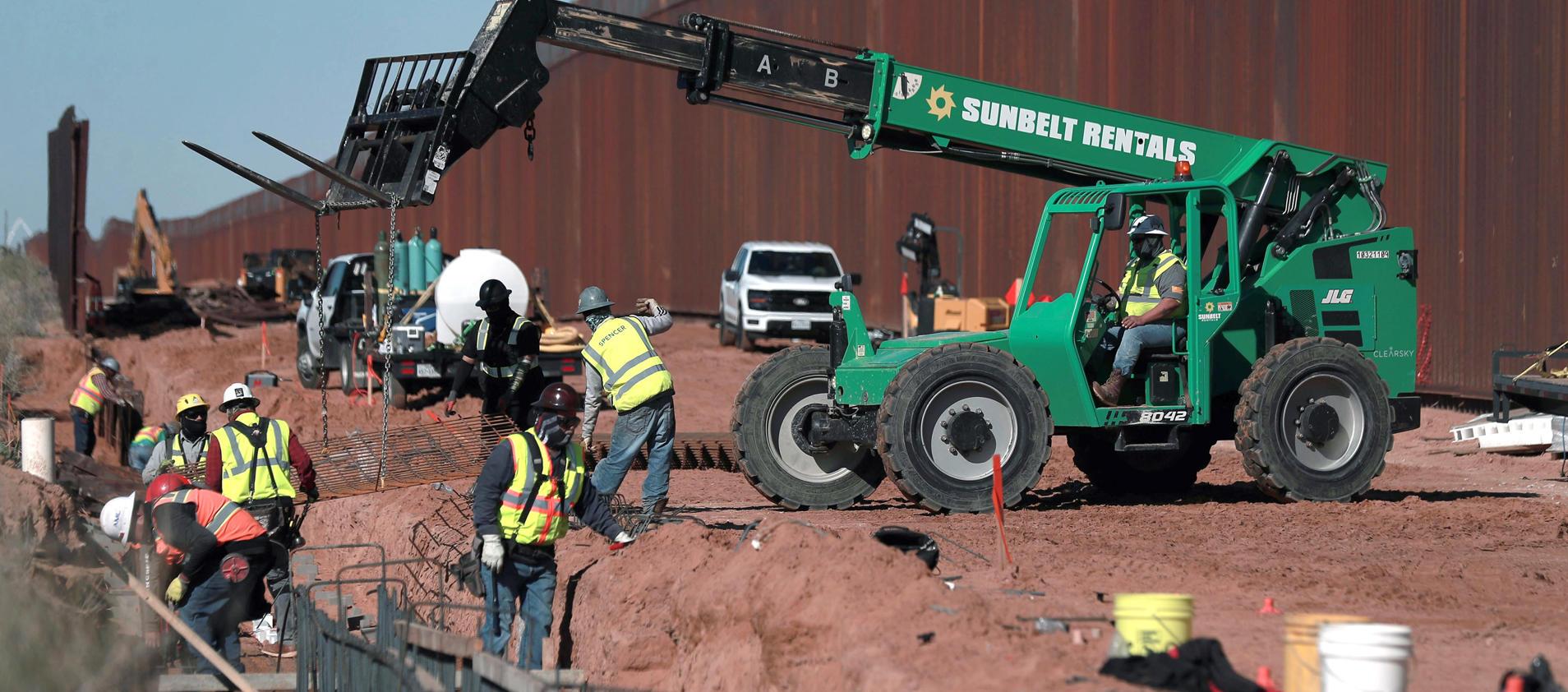 Construcción del muro negro fronterizo entre Estados Unidos y México.