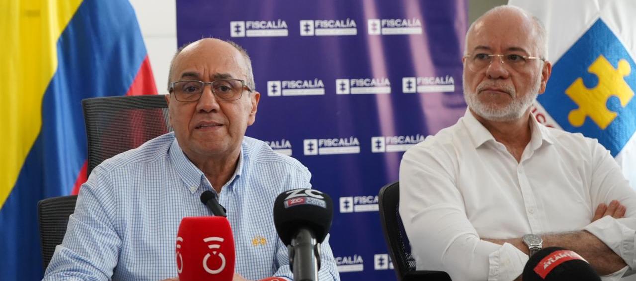 Daniel Gómez Acuña, Director Seccional de Fiscalía en Atlántico (izquierda).