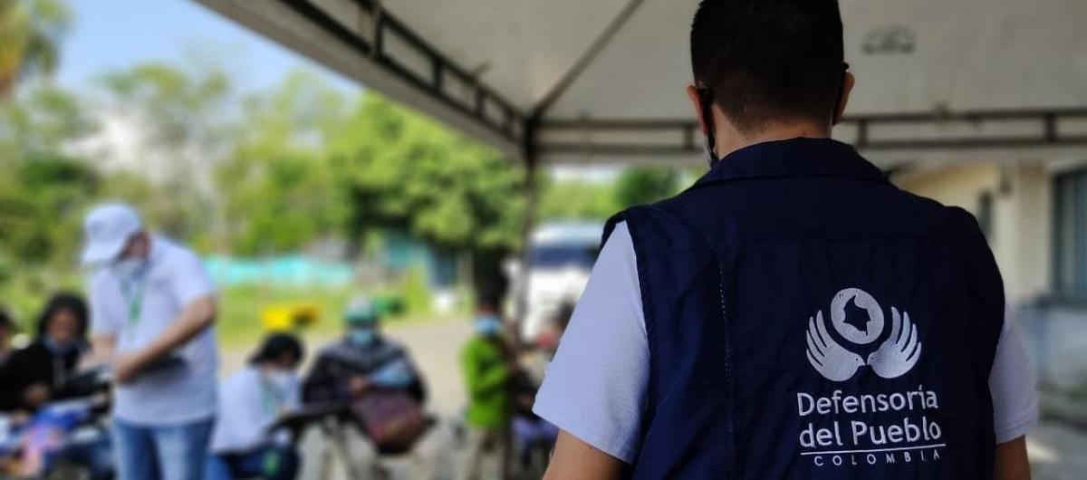 Defensoría del Pueblo trabajando en el campo. 