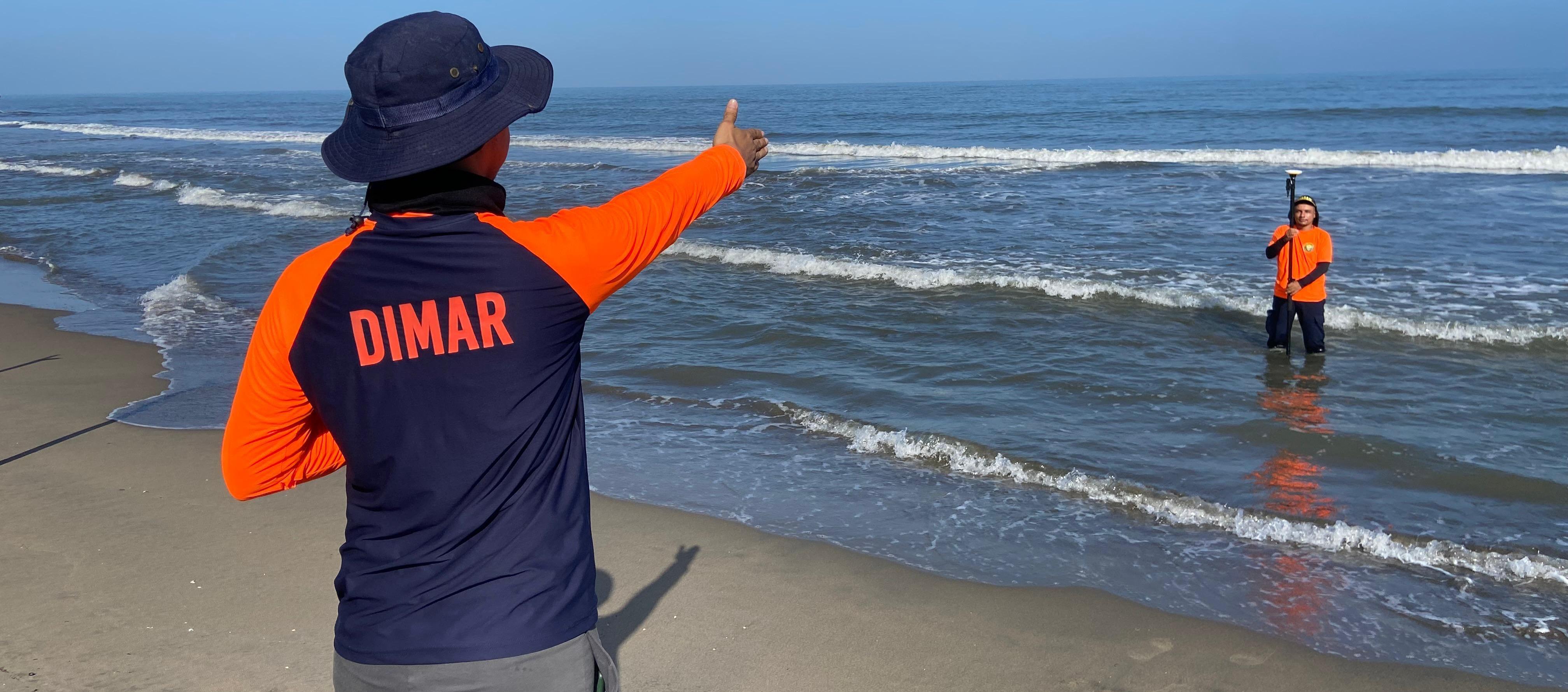 Equipo de la Dimar realizando verificaciones.