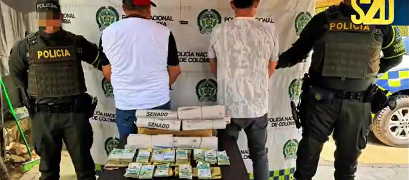 Los capturados y el dinero incautado.