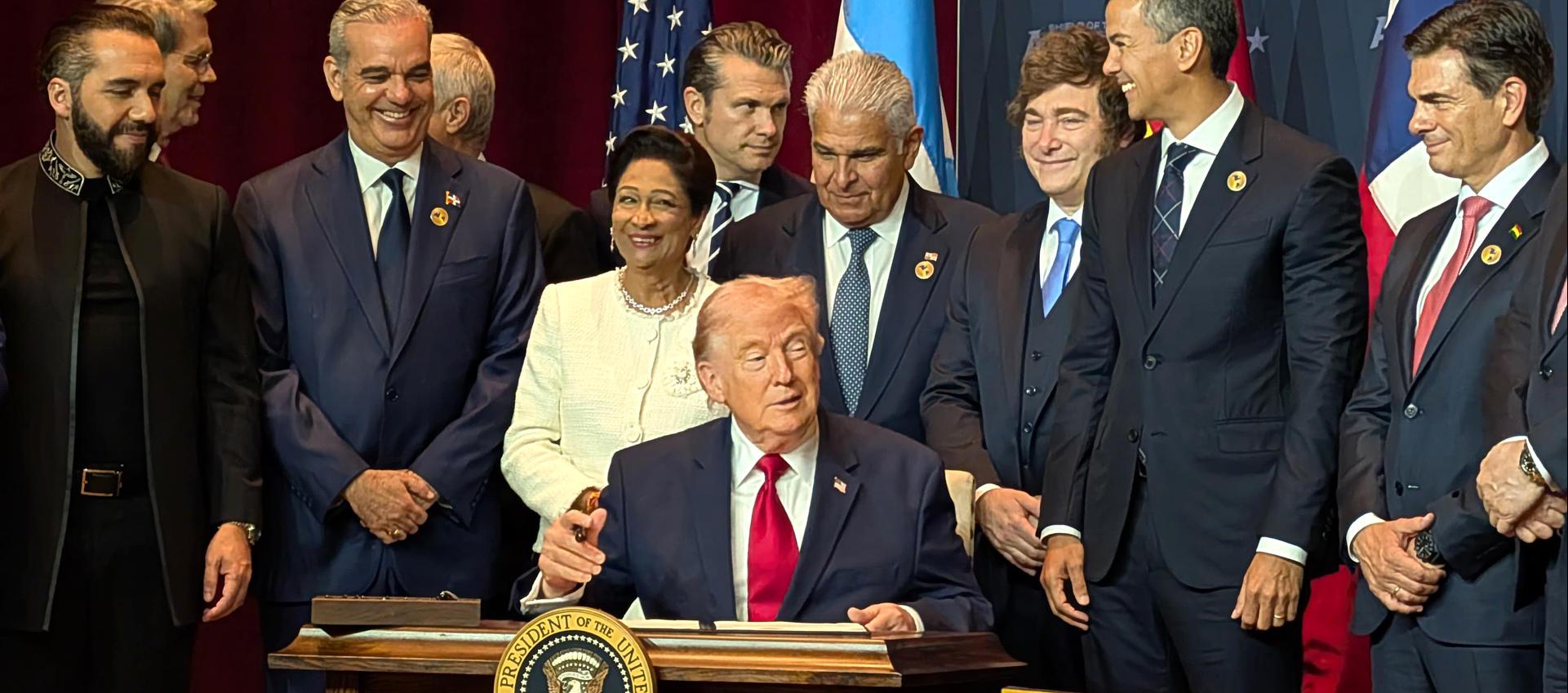 El presidente de Estados Unidos, Donald Trump (c), habla junto a mandatarios latinoamericanos