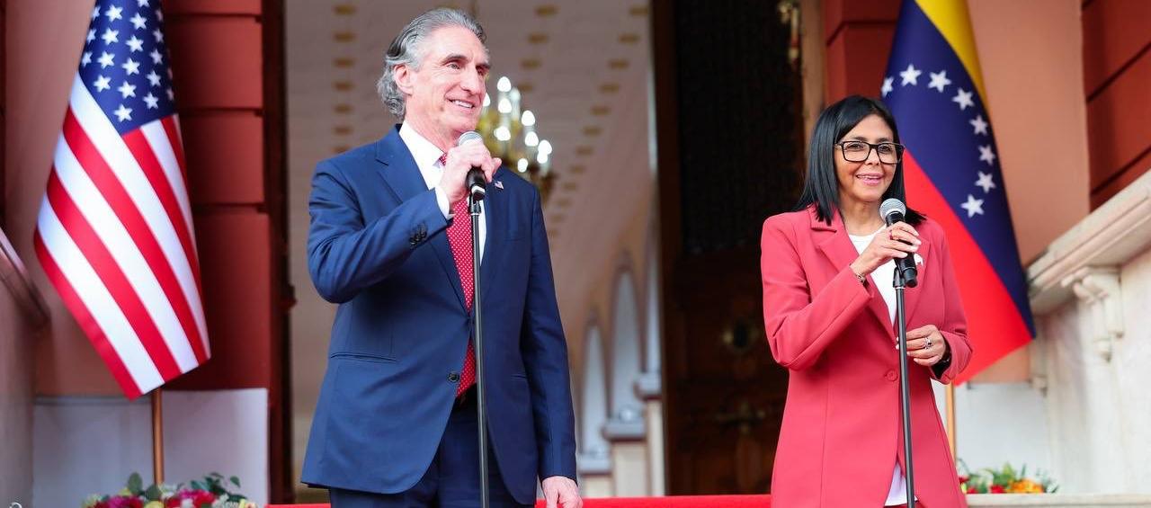 El secretario del Interior de Estados Unidos, Doug Burgum y la presidenta interina venezolana, Delcy Rodríguez.