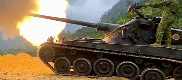 Ejército de Ecuador bombardeando una bocamina