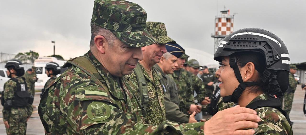 El comandante de las Fuerzas Militares, general Hugo López, con una uniformada.