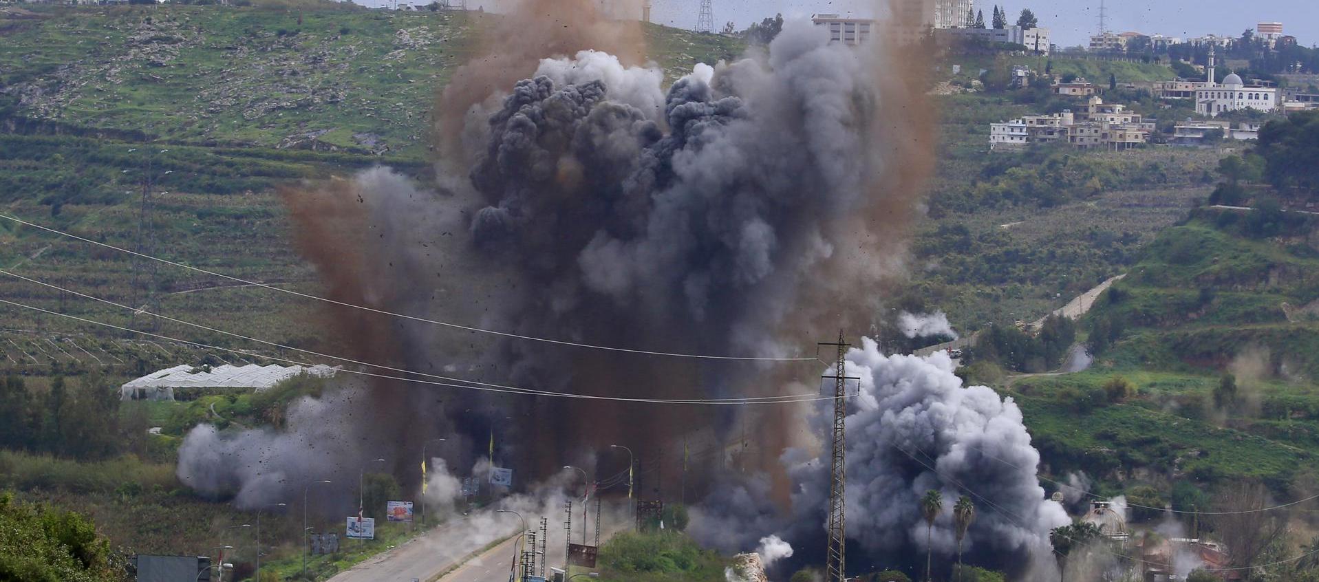 El humo y las llamas se elevan tras un ataque israelí.