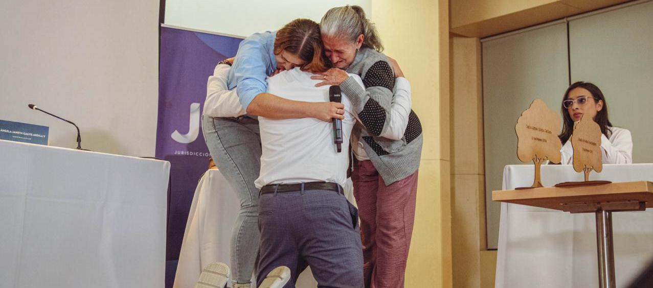 El militar, la madre y la abuela de la víctima del falso positivo.