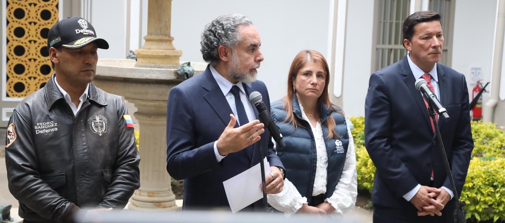 El ministro del Interior, Armando Benedetti, y de fondo la defensora del Pueblo, Iris Marín Ortiz.