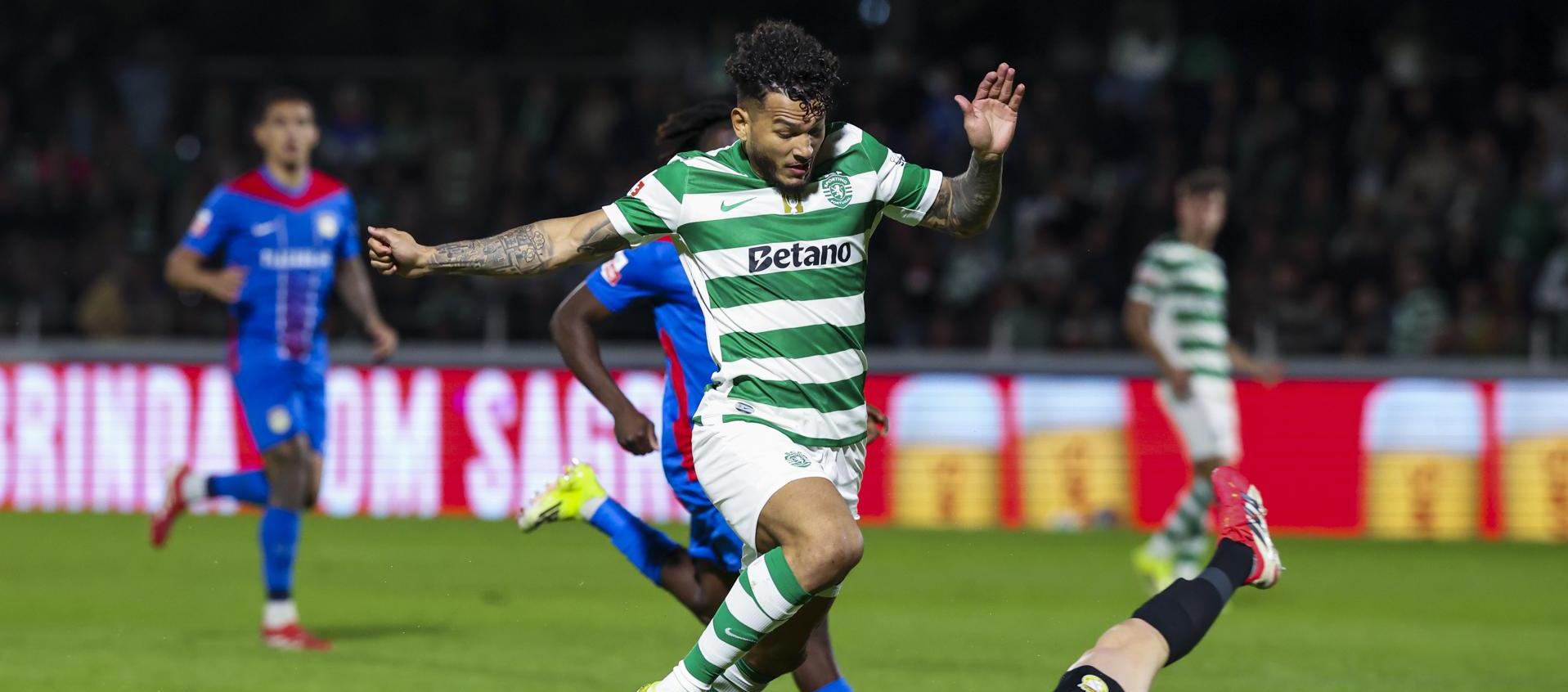 El portero del Alverca André Gomes trata de frenar al delantero del Sporting Luis Suárez.