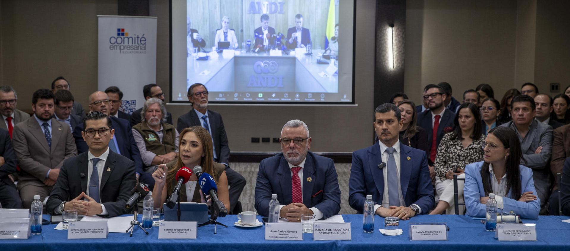 Empresarios ecuatorianos en rueda de prensa.