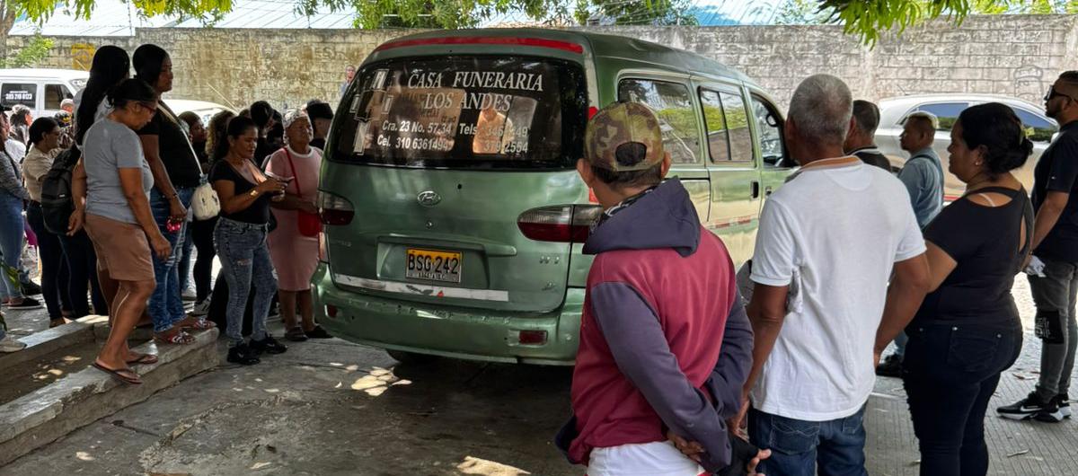 Momento en que iban saliendo los cuerpos en el carro fúnebre desde Medicina Legal. 