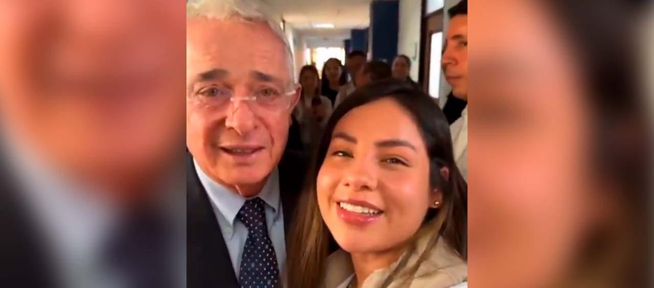 La funcionaria de la Registraduría posando con el expresidente Álvaro Uribe Vélez. 