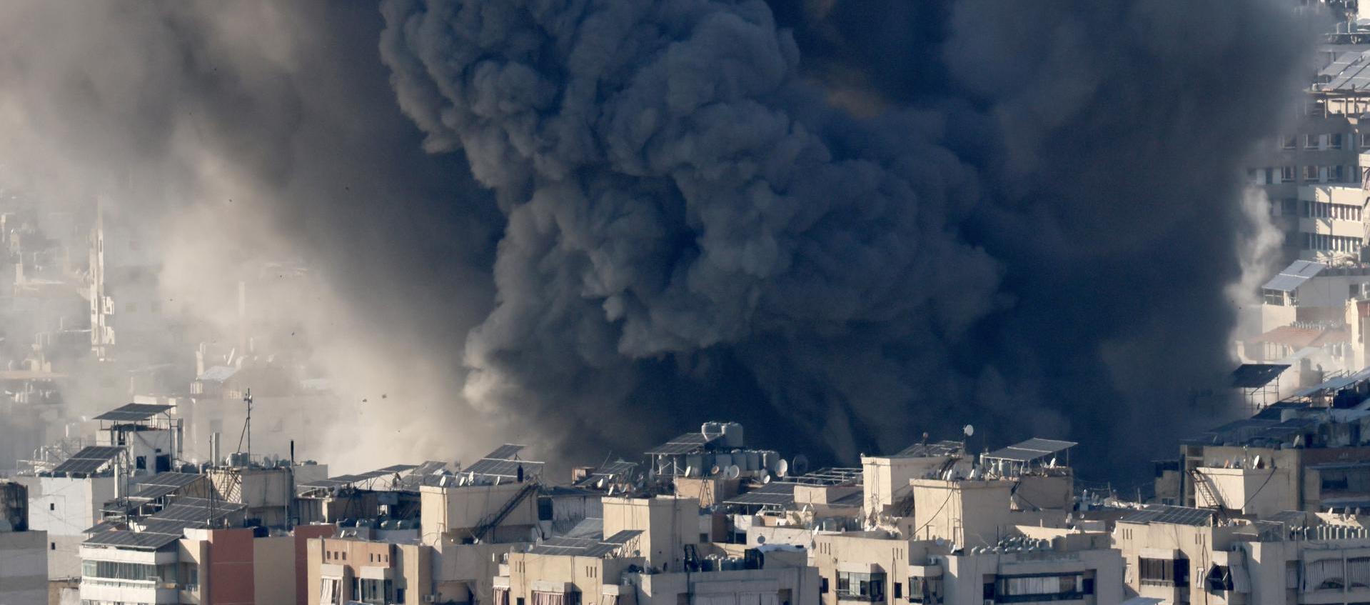 Gigante columna de humo tras un ataque aéreo israelí esta noche